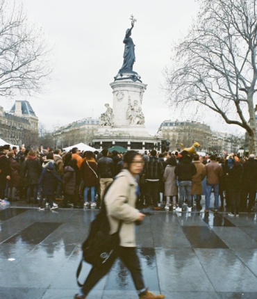 personne marchant devant la place de la république