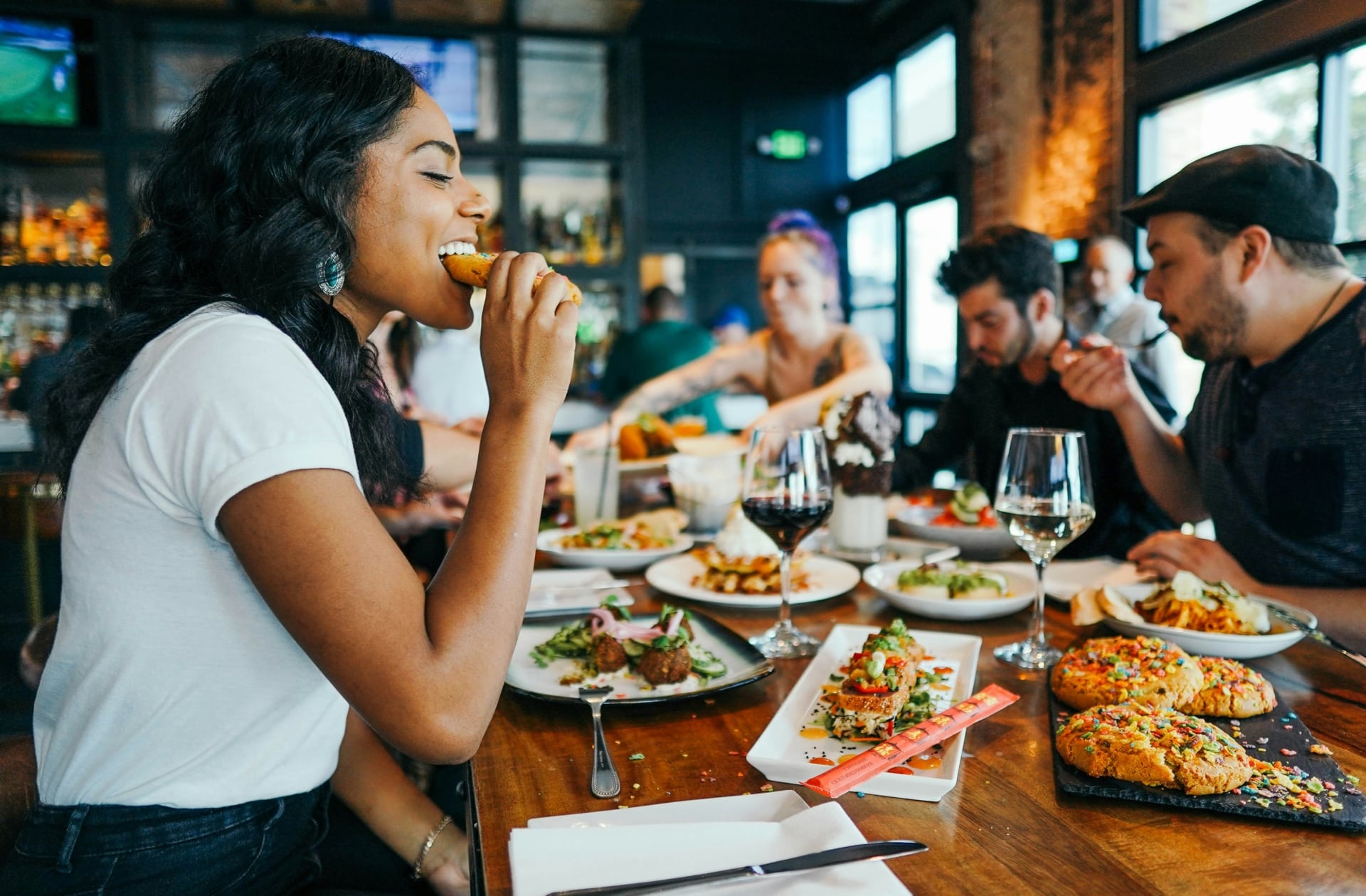 Groupe d'amis au restaurant