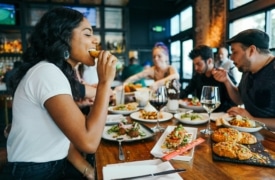 Groupe d'amis au restaurant