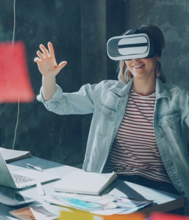 personne enjouée avec un casque de réalité virtuelle dans un bureau avec plusieurs post it