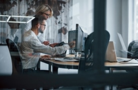 Deux personnes au bureau