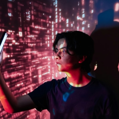 Jeune homme regardant son smartphone avec fond IA