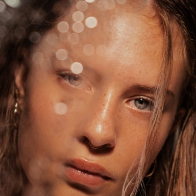 Visage jeune femme aux yeux bleus
