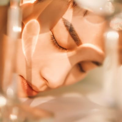 Visage femme illuminé et entouré d'eau