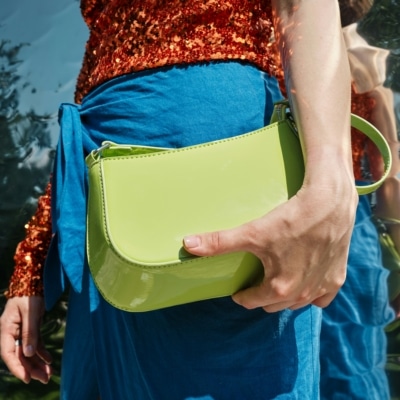 Femme portant un sac a main vert