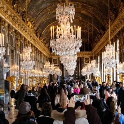 Foule de personne dans une grande pièces luxueuse et des lustres