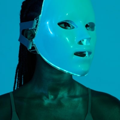 Femme portant un masque led