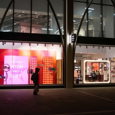 Personne devanture d'un magasin la nuit