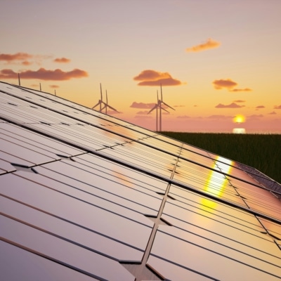 Panneau solaires coucher de soleil et éoliennes