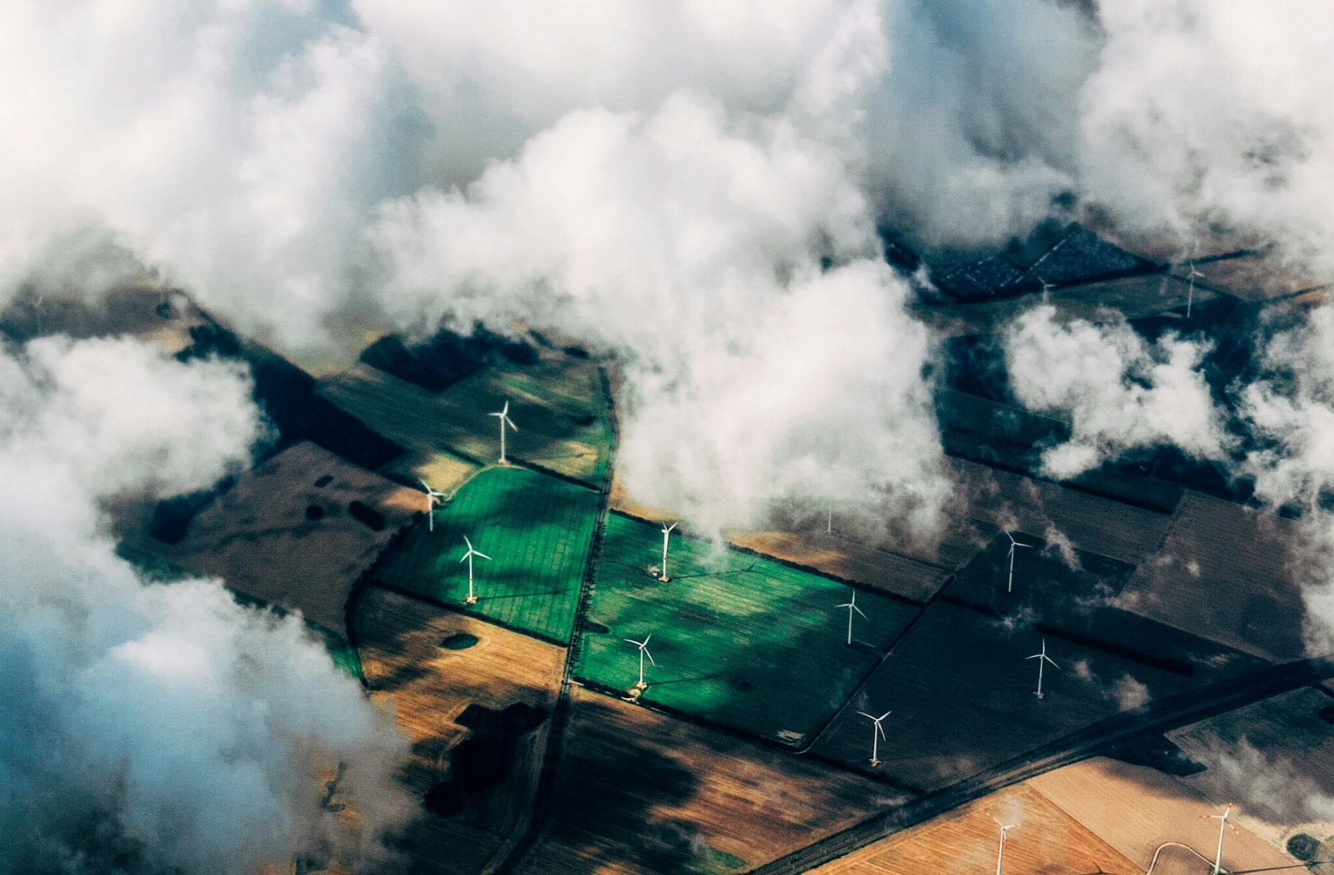 Prise de vue aérienne paysage campagne éolienne nuage