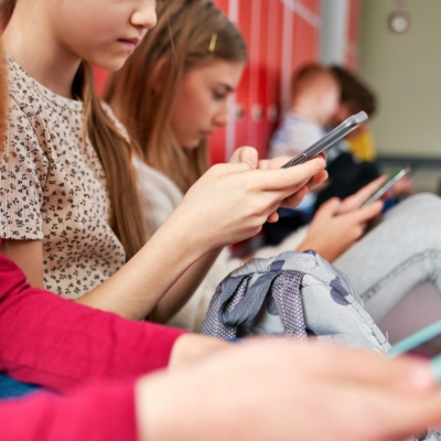Groupes de jeunes regardant leur smartphone