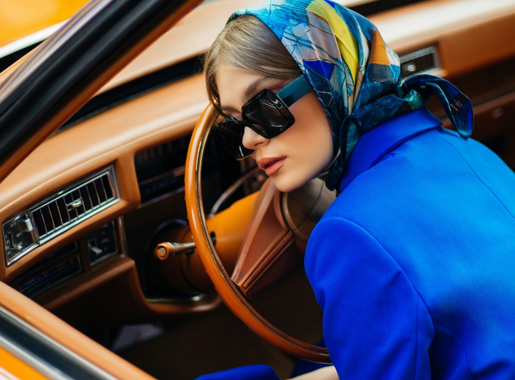 femme avec un foulard au volant d'une voiture