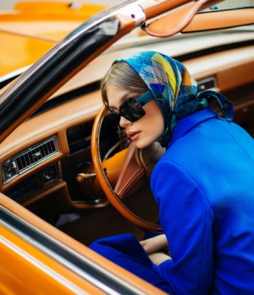 femme avec un foulard au volant d'une voiture