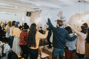 Groupe de personnes de dos debout