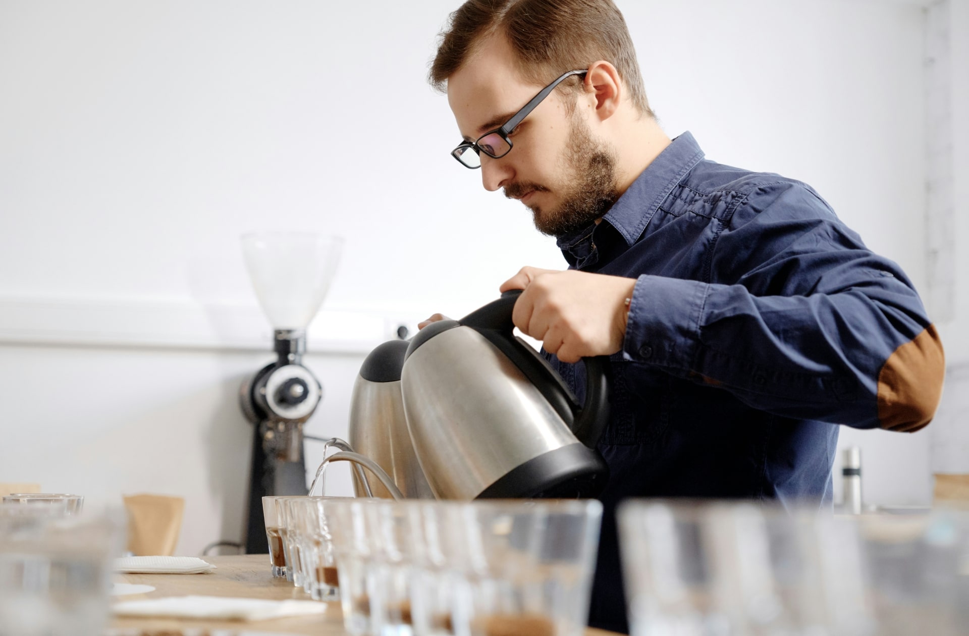 Serveur homme ou Barista servant du café et des boissons chaudes dans des tasses et verres