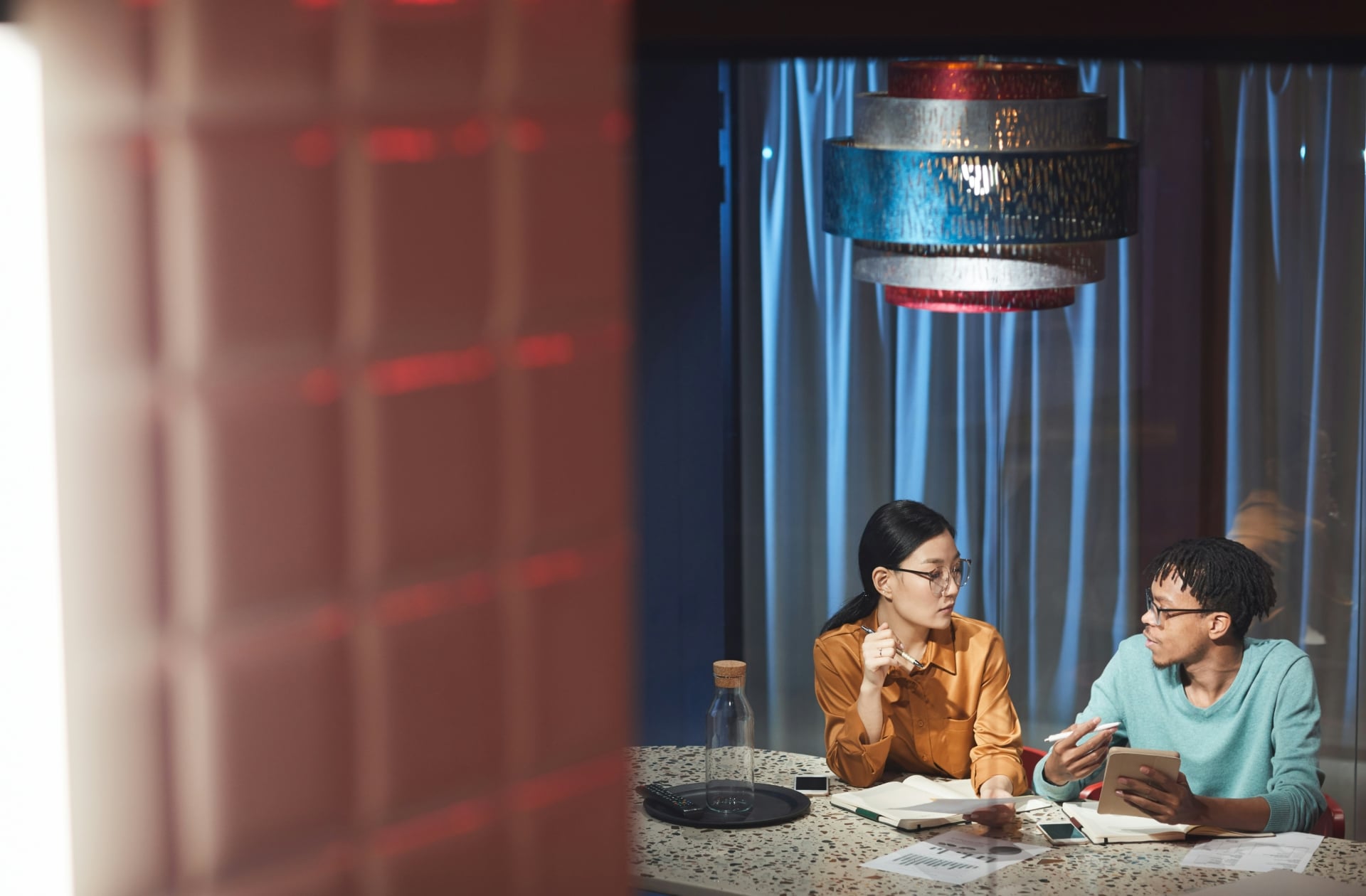 Une femme et un homme assis et discutant