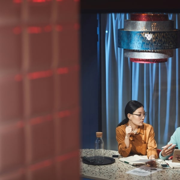 Une femme et un homme assis et discutant