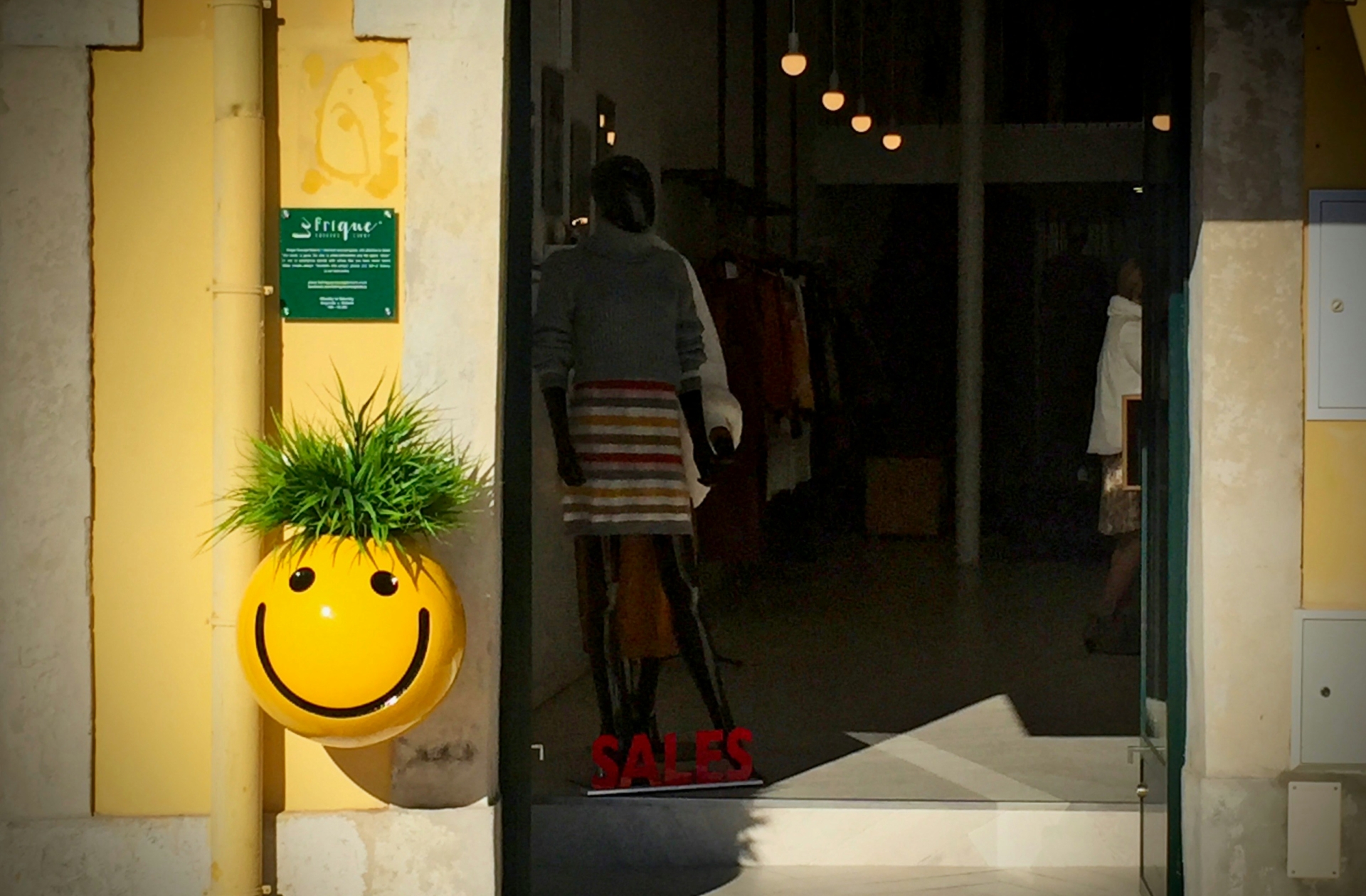 Devanture de magasin vêtements jaune smiley