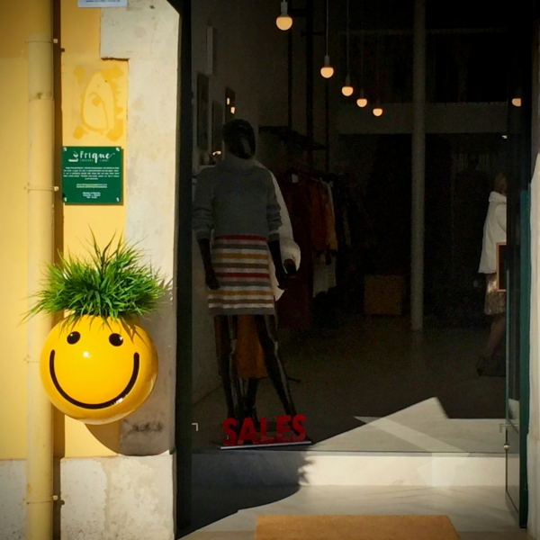 Devanture de magasin vêtements jaune smiley