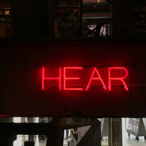Neon rouge avec inscription 
