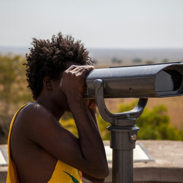 Personne utilisant un télescope dans la nature