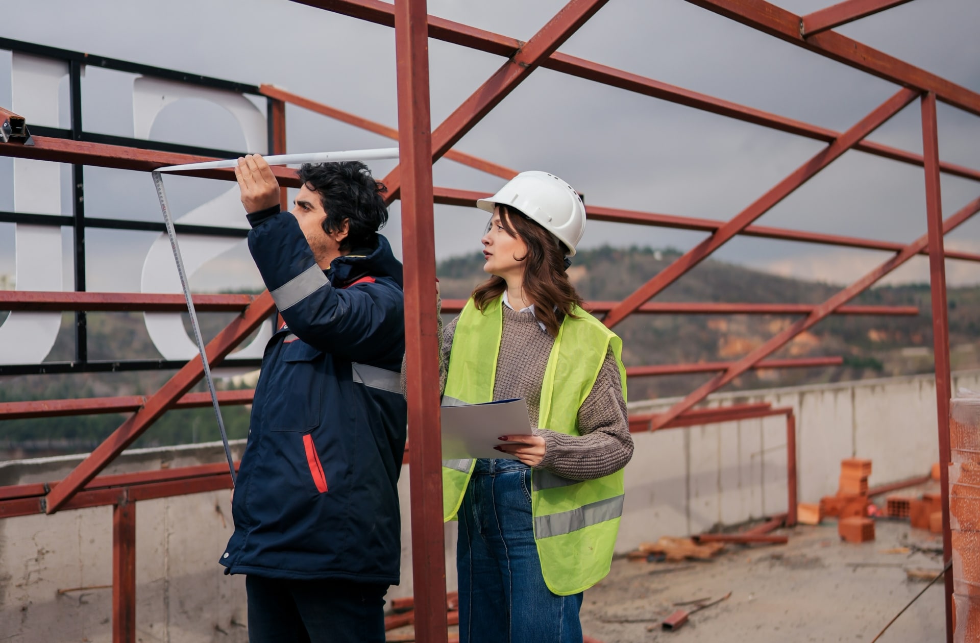 Un homme et une femme debout sur un chantier