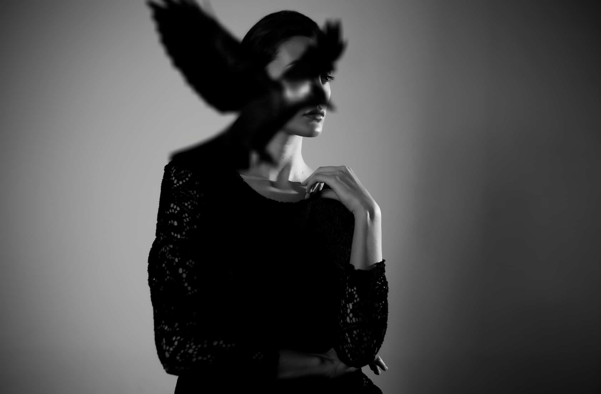 Image femme noir et blanc avec un oiseau