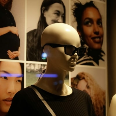 Mannequin magasin portant des lunettes de soleil avec un fond de photo de femme